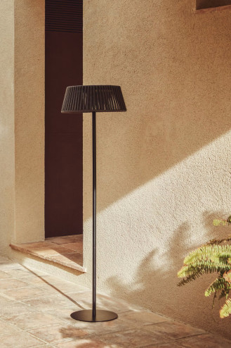 LÁMPARA DE PIE EXTERIOR...